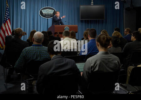 Au Pentagone, le secrétaire à la Défense Ash carter organise un point de presse pour informer les médias sur les initiatives de défense, les opérations militaires, la planification stratégique et la gestion du personnel. La séance d'information permet de rendre des comptes au public, de faire preuve de transparence et de diffuser de l'information sur les politiques de sécurité nationale des États-Unis, les priorités opérationnelles et l'engagement avec les partenaires internationaux. Il reflète les processus de communication et de prise de décision de la direction du DoD. Banque D'Images