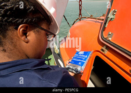 Ensign Hills, un précieux agent de prévention du Secteur de Houston-Galveston, vérifie les rations alimentaires stockés dans la vie d'un camion-citerne de bateaux sur une inspection de sécurité dans le Galveston Anchorage, le 29 septembre, 2015. Les inspections de conformité sont effectuées afin de faire respecter le droit international et américain pour les normes de sécurité sur les navires. (U.S. Photo de la Garde côtière canadienne par le maître de 3e classe Dustin R. Williams) Banque D'Images