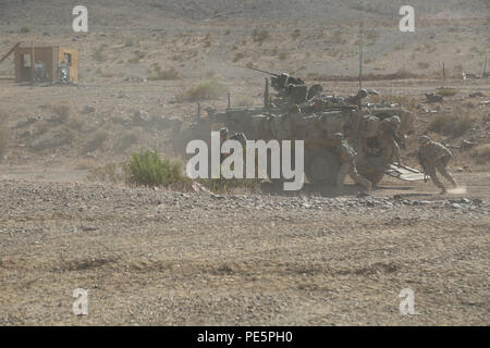 Les soldats du 2e Bataillon, 23e Régiment d'infanterie, 1ère Stryker Brigade Combat Team, 4e Division d'infanterie, démonter d'un véhicule blindé Stryker au cours de l'action décisive 15-10 Rotation au Centre National d'entraînement, Fort Irwin, en Californie, 25 septembre 2015. L'action décisive des scénarios d'utilisation de rotations et d'exercices de formation pour les unités d'établir et de contrer les situations et menaces ennemies pendant le déploiement. (U.S. Photo de l'armée par la CPS. Michelle U./ Blesam) Parution Banque D'Images