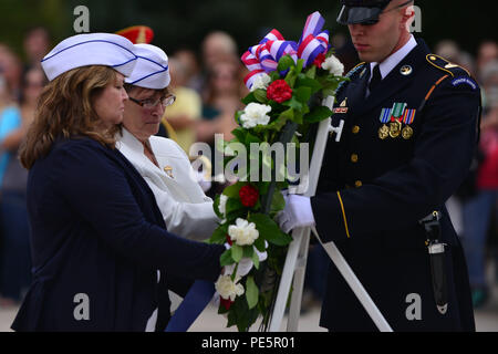 Blue Star américaine les mères s sur une couronne de cérémonie avant d'être jeté dans la reconnaissance des membres du Service des États-Unis qui ont perdu la vie, au cours de l'étoile d'or le Jour de mère au cimetière national d'Arlington, à Arlington, Va., le 27 septembre 2015. Blue Star mères d'Amérique, Inc., est un organisme de soutien pour toute femelle tuteur de Service américain et les vétérans. (U.S. Photo de l'Armée de l'air par le sergent. Natasha Stannard/libérés) Banque D'Images