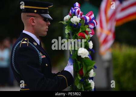Une sentinelle du 3e régiment d'infanterie américain, la vieille garde, porte une couronne de cérémonie au cimetière national d'Arlington le 27 septembre 2015, lors de la célébration de la fête des mères Gold Star. Les traditions mères d'or et d'étoile bleue datent de la première Guerre mondiale, lorsque les drapeaux de service affichaient des étoiles bleues pour les membres de la famille servant dans les forces armées et des étoiles d'or si un membre du service est décédé. La cérémonie honorait le sacrifice militaire et comprenait des protocoles militaires formels et le dépôt de couronnes sur la tombe du soldat inconnu. Banque D'Images