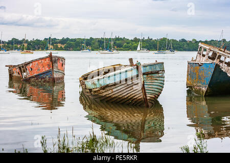 Adandoned en décomposition des bateaux sur l'estuaire de la rivière Orwell près de borne moulin sur suffolk Banque D'Images