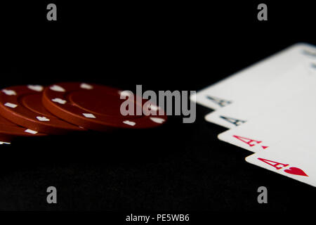 Cartes de poker jetons et isolé sur le noir. Quatre d'as, le poker. Shallow dof. Banque D'Images