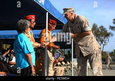 Le général Daniel O'Donohue, général commandant la 1 Division de marines, rend hommage à Sam, maison de retraite, un Code Talker Navajo, lors d'une tournée avec la Nation Navajo à bord Marine Corps Base Camp Pendleton, en Californie, le 28 septembre 2015. Code Talkers Navajo ont d'abord mis en action pendant la Seconde Guerre mondiale au début de 1942 d'établir un code indéchiffrable qui pourraient être utilisés dans des environnements de combat de communiquer des informations sensibles. (U.S. Marine Corps photo par le Cpl. Demetrius Morgan/libérés) Banque D'Images