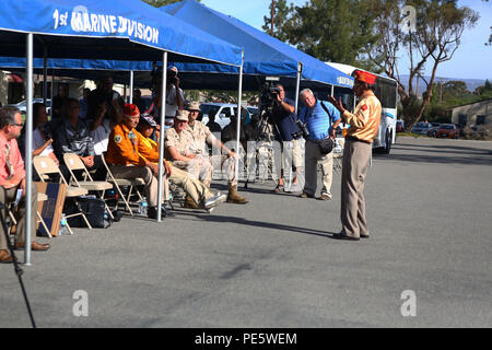 Maison de Sam, un ancien Code Talker Navajo, rend grâce à l'assistance lors d'une tournée avec la Nation Navajo à bord Marine Corps Base Camp Pendleton, en Californie, le 28 septembre 2015. Code Talkers Navajo ont d'abord mis en action pendant la Seconde Guerre mondiale au début de 1942 d'établir un code indéchiffrable qui pourraient être utilisés dans des environnements de combat de communiquer des informations sensibles. (U.S. Marine Corps photo par le Cpl. Demetrius Morgan/libérés) Banque D'Images