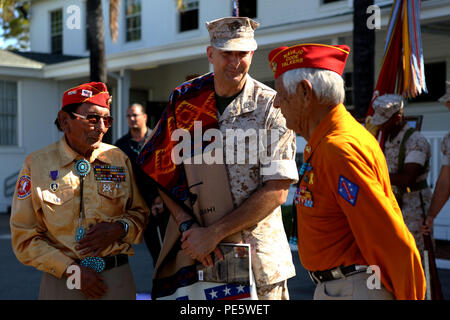 Le général Major Daniel O'Donohue, général commandant la 1 Division de marines,, rend hommage aux Howe Caverns retraite lors d'une tournée avec la Nation Navajo à bord Marine Corps Base Camp Pendleton, en Californie, le 28 septembre 2015. Code Talkers Navajo ont d'abord mis en action pendant la Seconde Guerre mondiale au début de 1942 d'établir un code indéchiffrable qui pourraient être utilisés dans des environnements de combat de communiquer des informations sensibles. (U.S. Marine Corps photo par le Cpl. Demetrius Morgan/libérés) Banque D'Images