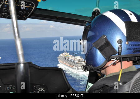 Le 3 octobre 2015, un hélicoptère MH-65 Dolphin de la base aérienne de la Garde côtière de la Nouvelle-Orléans a effectué une évacuation médicale à 225 milles au sud-est de Southwest Pass. L'équipage hissait un patient et une infirmière d'un bateau de croisière et les transportait au West Jefferson Medical Center dans un état stable. Le MH-65 Dolphin est un hélicoptère bimoteur léger utilisé pour les opérations de recherche et de sauvetage, de medevac et d'application de la loi, soutenant la sécurité maritime et l'intervention médicale d'urgence. Banque D'Images