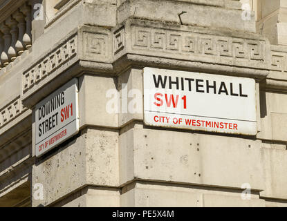 Vue rapprochée de signe sur le mur à l'angle de Downing Street et Whitehall à Londres Banque D'Images