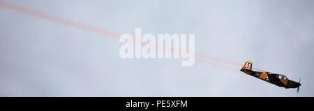 Steve Starvrakakis pilote effectue "un hommage à l'américain" de l'EFP dans un IRA-823 au cours de la 2015 MCAS Miramar Air Show à bord de Marine Corps Air Station Miramar, Californie, le 4 octobre. L'IAR est peint dans des couleurs de camouflage de l'Armée de l'air et la jungle des marquages du 8e Escadron d'opérations spéciales stationné à Bien Hoa Air Base, au Vietnam en 1970. (U.S. Marine Corps photo par le Sgt. Uriel Avendano/libérés) Banque D'Images