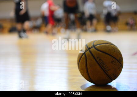 Lors de la deuxième Coupe Osan annuelle, le 29 septembre 2015, un ballon de basket-ball repose momentanément sur le terrain de la base aérienne d'Osan, en République de Corée, entre les matchs du défi de basket-ball 3 contre 3. L'événement a engagé le personnel de l'US Air Force dans des compétitions récréatives, la promotion du travail d'équipe, la condition physique, le moral, la camaraderie, résilience et esprit de corps. Les activités ont été conçues pour améliorer la cohésion de l'unité, soulager le stress et encourager la participation à des sports organisés et à des programmes de rehaussement du moral au sein de l'installation militaire. Banque D'Images