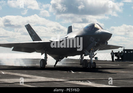 Océan Atlantique (oct. 2, 2015). Tony Wilson de brique fait un atterrissage arrêté avec un F-35C Lightning II à bord du USS Dwight D. Eisenhower (CVN 69) au cours de la deuxième affectation de test (DT-II) phase de la prochaine génération d'attaque interarmées. Wilson a fait l'histoire de l'aviation navale, le 3 novembre 2014 lorsqu'il a fait le premier F-35C arrêté à l'atterrissage à bord de l'envol d'un porte-avions de la Marine américaine. Wilson et une équipe du F-35 Lightning II Pax River Test Force intégrée de test à l'air et de l'évaluation (l'Escadron VX) 23 effectuent des tests d'intégration et de l'aptitude de l'opérateur du F-35C. (U.S. Navy Banque D'Images