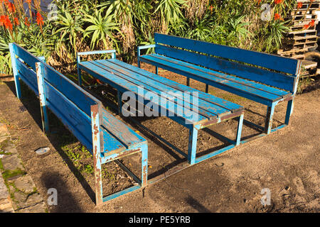 Table en bois patiné bleu et bancs entreposés à l'extérieur sur un domaine viticole Banque D'Images