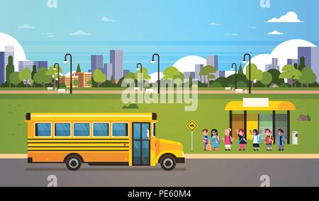 Les élèves du groupe enfants attendant l'école jaune station de bus transport concept sur cityscape background plate horizontale Illustration de Vecteur