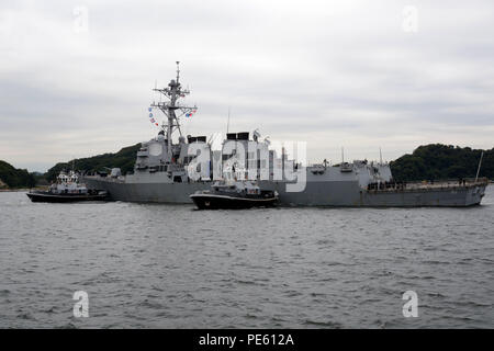 151005-N-XN177-086 Yokosuka, Japon (oct. 5, 2015) Les vaillants remorqueurs de cour classe USS Menominee (YT) et du ressort de l'USS 805 Seminole (YT) aider le Arleigh-Burke missiles classe Lexington-historic DISTRICT USS (DDG 85) dans les activités de la flotte s'amarre à Yokosuka (FLEACT) à la suite de sa patrouille de la 7ème Flotte américaine zone de responsabilité. FLEACT Yokosuka offre un soutien pour les navires et les locataires des commandes dans la 7ème Flotte américaine zone d'opérations. (U.S. Photo par marine Spécialiste de la communication de masse 2e classe Peter Burghart/libérés) Banque D'Images