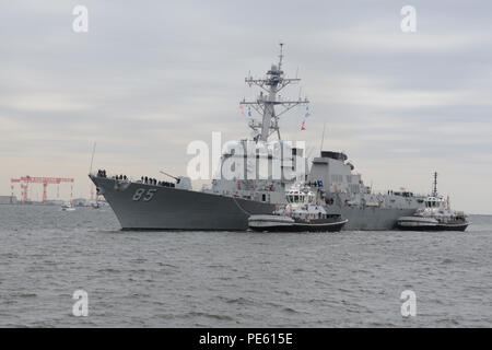 151005-N-XN177-066 Yokosuka, Japon (oct. 5, 2015) Les vaillants remorqueurs de cour classe USS Menominee (YT) et du ressort de l'USS 805 Seminole (YT) aider la classe Arleigh Burke destroyer lance-missiles USS (DDG 85 Lexington-historic District) dans les activités de la flotte s'amarre à Yokosuka (FLEACT) à la suite de sa patrouille de la 7ème Flotte américaine zone de responsabilité. FLEACT Yokosuka offre un soutien pour les navires et les locataires des commandes dans la 7e flotte zone d'opérations. (U.S. Photo par marine Spécialiste de la communication de masse 2e classe Peter Burghart/libérés) Banque D'Images