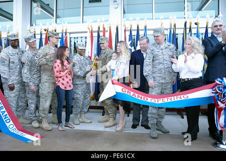 Le Sgt. Le major Leroy Gadson Jr., sergent-major de la garnison de Fort Hood, le colonel Todd Fox, commandant de la garnison de Fort Hood, le Colonel JP McGee, commandant général adjoint - Soutien, 1re Division de cavalerie ; Giselle Frazier et son mari, le SPC. Gilbert Frazier ; Cpl. Michael Garavuso Garavuso femme Sara, et Ryder ; Tom Dominique Decherf, directeur général et chef de l'échange ; chef de l'Armée de l'air Master Sgt. Sean Applegate, senior advisor s'échange ; Paula Gunderson, directeur général d'échange ; et Michael Immler, Exchange directeur adjoint ; aider à couper le ruban sur le nouveau centre commercial de Clear Creek à Fort Hood (Texas), 1 octobre, 2015. Banque D'Images