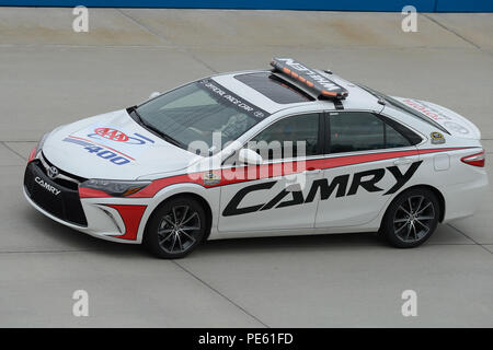 Le secrétaire de la Force aérienne conduit la Toyota Camry Pace car 2015, spécialement marquée, au début de la série AAA 400 NASCAR Sprint Cup 2015 au Dover International Speedway, Delaware, le 4 octobre 2015. Menant les trois premiers tours de piste, la voiture pilote officielle assure la sécurité, la coordination et l'engagement avec les pilotes et les spectateurs, représentant le soutien de l'USAF aux événements publics et la collaboration avec la NASCAR. Banque D'Images