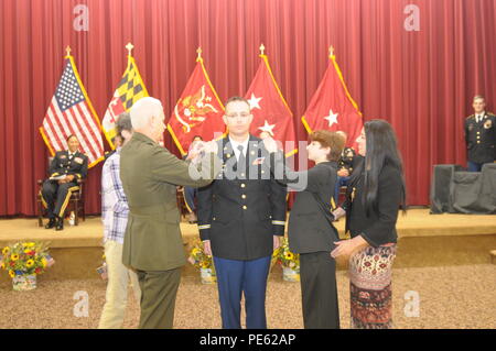 Neuf sous-officiers à partir de la classe de l'école candidate Adjudant 15-001 a obtenu son diplôme dans la région de Edgewood Aberdeen Proving Grounds, Md., le 3 octobre 2015. La famille et les amis des candidats ainsi que des invités de marque ont assisté à la cérémonie, organisée par le major-général (MD) Linda L. Singh. Banque D'Images