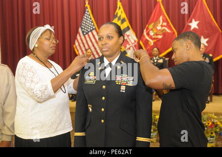 Neuf sous-officiers à partir de la classe de l'école candidate Adjudant 15-001 a obtenu son diplôme dans la région de Edgewood Aberdeen Proving Grounds, Md., le 3 octobre 2015. La famille et les amis des candidats ainsi que des invités de marque ont assisté à la cérémonie, organisée par le major-général (MD) Linda L. Singh. Banque D'Images