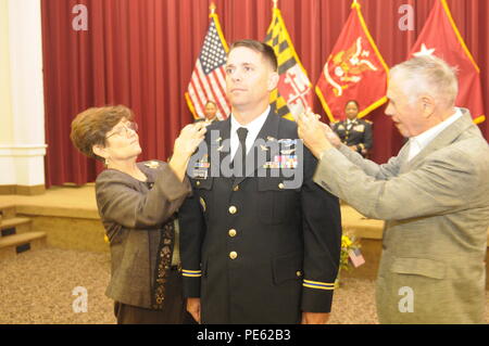 Neuf sous-officiers à partir de la classe de l'école candidate Adjudant 15-001 a obtenu son diplôme dans la région de Edgewood Aberdeen Proving Grounds, Md., le 3 octobre 2015. La famille et les amis des candidats ainsi que des invités de marque ont assisté à la cérémonie, organisée par le major-général (MD) Linda L. Singh. Banque D'Images