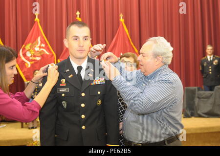 Neuf sous-officiers à partir de la classe de l'école candidate Adjudant 15-001 a obtenu son diplôme dans la région de Edgewood Aberdeen Proving Grounds, Md., le 3 octobre 2015. La famille et les amis des candidats ainsi que des invités de marque ont assisté à la cérémonie, organisée par le major-général (MD) Linda L. Singh. Banque D'Images