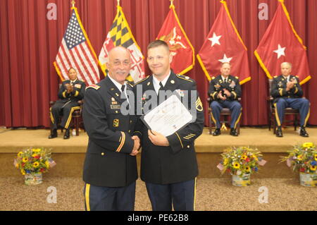 Neuf sous-officiers à partir de la classe de l'école candidate Adjudant 15-001 a obtenu son diplôme dans la région de Edgewood Aberdeen Proving Grounds, Md., le 3 octobre 2015. La famille et les amis des candidats ainsi que des invités de marque ont assisté à la cérémonie, organisée par le major-général (MD) Linda L. Singh. Banque D'Images