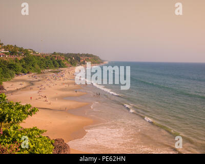 Plage magnifique et très reposant entouré par le vert des palmiers au coucher du soleil. Munnar, Kerala, Inde Banque D'Images