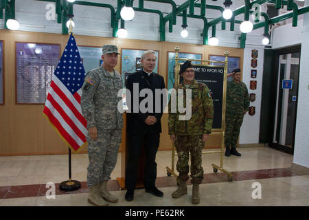 Le brigadier de l'armée américaine. Le général Janson D. Boyles (à gauche), le chef d'état-major de la Force au Kosovo, l'évêque Richard Spencer (centre), de l'Archidiocèse pour les Services militaires, aux États-Unis, et le Général italien Luigi Guglielmo Miglietta (à droite), le commandant de la KFOR, posent pour une photo de groupe lors de Spencer's le 7 octobre 2015 soutien religieux, visite à l'état-major de la KFOR à Camp Film City à Pristina, Kosovo. Spencer a rencontré des dirigeants religieux pour discuter de sujets de soutien important de la commande. Spencer, un colonel à la retraite et l'aumônier, est le Vicaire épiscopal pour l'Europe et l'Asie, religieuse responsable de fournir Banque D'Images