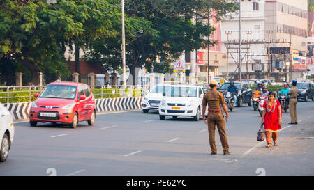 CHENNAI, INDE - JANVIER 2018:le contrôle de la police de la circulation de véhicules sur la route. Les passagers et les banlieusards dans le centre-ville de Chennai, Tamil Nadu, JE Banque D'Images