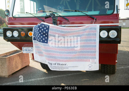 Un avion de l'US Air Force Rescue Fire Fighting Oshkosh P19, affecté à la base aérienne 424e Escadron, portant le drapeau d'honneur est sur l'affichage pendant la course et marche du souvenir du 11 septembre sur la base aérienne de Chièvres, dans la région de Chièvres, Belgique, le 11 septembre 2015. (U.S. Photo de l'armée par Visual Spécialiste de l'information, Pierre-Etienne Courtejoie/libérés) Banque D'Images