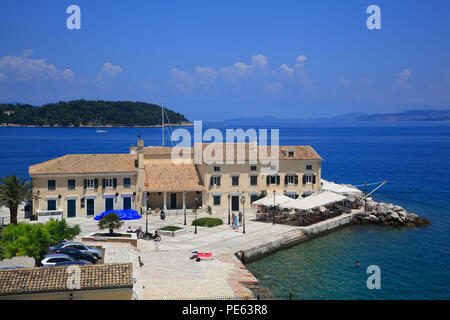 Faliraki baignoire avec Restaurant En Plo, vieille ville de Corfou, Corfou, Grèce, Europe Banque D'Images