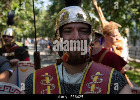 Moscou, Russie, dimanche 12 août, 2018.Le huit histoire internationale festival 'Times' époques & commence à Moscou. La période d'exposition est août 10-22. Le lieu de la fête est boulevard Ring (9 km ou 6 km de long). Les périodes historiques et les événements de l'âge de pierre à la fin du XX siècle sont présentés par des équipes internationales dans 30 endroits. Brave soldat romain jouit du festival. Crédit : Alex's Pictures/Alamy Live News Banque D'Images