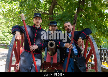 Moscou, Russie, dimanche 12 août, 2018.Le huit histoire internationale festival 'Times' époques & commence à Moscou. La période d'exposition est août 10-22. Le lieu de la fête est boulevard Ring (9 km ou 6 km de long). Les périodes historiques et les événements de l'âge de pierre à la fin du XX siècle sont présentés par des équipes internationales dans 30 endroits. Les artilleurs et un canon de l'arme à feu près de la station fédérale zone confédérée. Période 1861-1865 Guerre de Sécession. Crédit : Alex's Pictures/Alamy Live News Banque D'Images