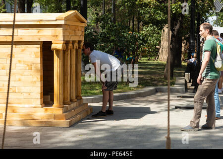 Moscou, Russie, dimanche 12 août, 2018.Le huit histoire internationale festival 'Times' époques & commence à Moscou. La période d'exposition est août 10-22. Le lieu de la fête est boulevard Ring (9 km ou 6 km de long). Les périodes historiques et les événements de l'âge de pierre à la fin du XX siècle sont présentés par des équipes internationales dans 30 endroits. À la recherche dans le Parthénon d'Athènes. Période de la Grèce antique. Crédit : Alex's Pictures/Alamy Live News Banque D'Images