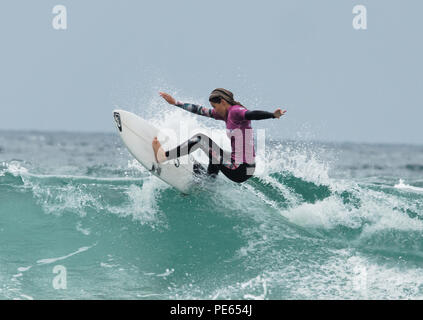 La plage de Fistral, Newquay, Royaume-Uni. 12Th Aug 2018. Roxy Surf Boardmasters ouvert Concours, Juliette Lacome surfeur français remporte le titre., août, 12th, 2018 Robert Taylor/Alamy Live News. Newquay, Cornwall, UK. Crédit : Robert Taylor/Alamy Live News Banque D'Images