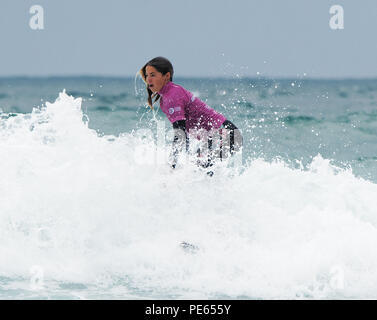 La plage de Fistral, Newquay, Royaume-Uni. 12Th Aug 2018. Roxy Surf Boardmasters ouvert Concours, Juliette Lacome surfeur français remporte le titre., août, 12th, 2018 Robert Taylor/Alamy Live News. Newquay, Cornwall, UK. Crédit : Robert Taylor/Alamy Live News Banque D'Images