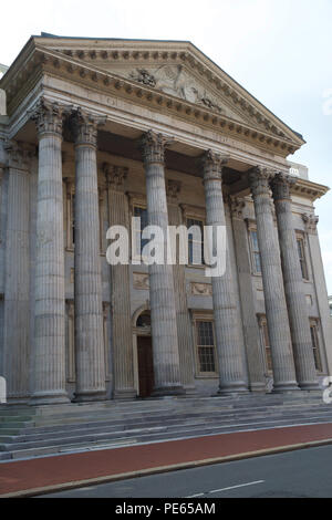 Philadelphie, USA, 12 août 2018, bleu ciel au-dessus de la première banque des États-Unis à Philadelphie. Credit : Keith Larby/ Alamy Live News Banque D'Images