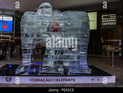 12 août 2018 - SÃ£o Paulo, SÃ£o Paulo, Brésil - Sao Paulo SP, SP 12/08/2018 Brésil - Sao Paulo : Jour de l'éléphant qui s'est passé le dimanche (12) sur l'Avenida Paulista, il y en face de centre commercial 3, a vu une sculpture qui représente un éléphant de glace de près de trois mètres de hauteur, avec un énorme cœur bat à l'intérieur de lui. C'était la manière dont l'ONG internationale de la faune a choisi de rappeler aux passants que nous allons célébrer la Journée de l'éléphant à l'échelle internationale. Mais la date n'est pas à la fête. Aujourd'hui, toutes les 15 minutes, la planète perd un éléphant pour chasse illégale et, si cette image ne change pas, dans 20 ans Banque D'Images