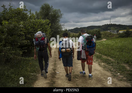 Près de Sturlic, près de Sturlic, Bosnie-et-Herzégovine. Août 11, 2018. Un groupe de trois réfugiés vu sur leur chemin à la frontière croate.Un groupe de trois réfugiés ont quitté le camp à Velika Kladusa pour tenter de franchir la frontière croate. Dans l'argot local il est appelé le jeu. Si elles n'atteignent pas l'Italie sans se faire attraper par la police ils vont gagner la partie. S'ils sont surpris par la police croate, ils seront repoussés à la Bosnie-et ils perdent. Credit : Attila Husejnow SOPA/Images/ZUMA/Alamy Fil Live News Banque D'Images