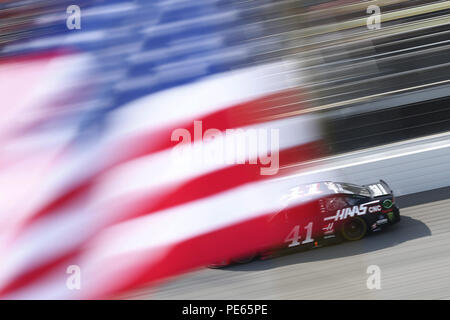 Brooklyn, Michigan, USA. Août 12, 2018. Kurt Busch (41) apporte sa voiture de course à l'avant au cours de l'étirement de l'énergie à 400 consommateurs Michigan International Speedway à Brooklyn, Michigan. Crédit : Chris Owens Asp Inc/ASP/ZUMA/Alamy Fil Live News Banque D'Images