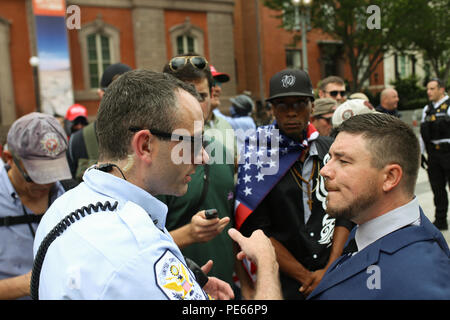 Washington, DC, USA. 12 août 2018. Jason Kessler, chef de l'Union de la droite, de protestation et d'autres nationalistes sont informés par l'United States Park Police sur la logistique. Crédit : Joseph Gruber/Alamy Live News Banque D'Images