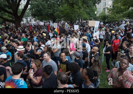 Washington, DC, USA. 12 août, 2018. Certains des milliers de manifestants à une contre-manifestation à Lafayette Square, alors que seulement une poignée de nationalistes blancs ont tenu leur rassemblement à proximité d'union de la droite en face de la Maison Blanche sur le premier anniversaire de la violente Charlottesville, Virginie rally. Bob Korn/Alamy Live News Banque D'Images