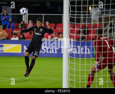 12 août 2018 : D.C. United Terrain # 22 têtes Yamil Asad la balle une croix l'objectif lors d'un match de soccer MLS entre le D.C. United et de l'Orlando City SC au champ d'Audi à Washington DC. Justin Cooper/CSM Banque D'Images