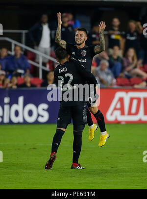 12 août 2018 : D.C. United en avant # 10 Luciano Acosta célèbre son deuxième but avec D.C. United Terrain # 22 Asad Yamil lors d'un match de soccer MLS entre le D.C. United et de l'Orlando City SC au champ d'Audi à Washington DC. Justin Cooper/CSM Banque D'Images