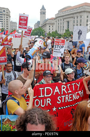 Washington D.C., USA. 12 août, 2018. Counterprotesters à l'alt-droite nationaliste blanc rassemblement dans le parc Lafayette quitter leur zone de rassemblement au Parc de la liberté de faire leur chemin à travers les rues de Washington D.C. jusqu'à Lafayette Park. Credit : Mark Kanning/Alamy Live News. Banque D'Images