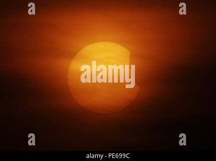 Dalian, Dalian, Chine. Août 13, 2018. Dalian, Chine-l'éclipse solaire partielle peut être vu à Dalian, Liaoning Province du nord-est de la Chine. Crédit : SIPA Asie/ZUMA/Alamy Fil Live News Banque D'Images