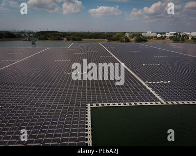 Vue aérienne de la plus grande 13.7MZ centrale solaire flottante au Japon le 10 août, 2018. L'entreprise japonaise Kyocera utilise Yamakura réservoir du barrage d'installer une grande centrale solaire flottante (180 000 m2) dans la ville Ichihara, préfecture de Chiba. Cette centrale électrique solaire de l'électricité pour livraison autour de 4 700 ménages. 10 août 2018 Crédit : Nicolas Datiche/AFLO/Alamy Live News Banque D'Images
