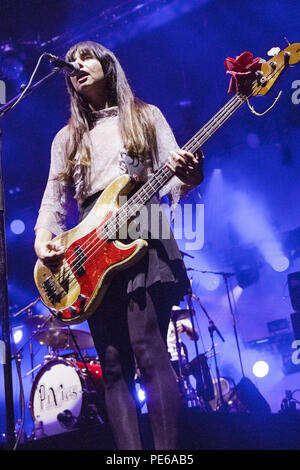 San Diego, Californie, USA. Août 12, 2018. PAZ LENCHANTIN des Pixies à l'Amphithéâtre de l'entreprise de matelas, à Chula Vista, Californie le 11 août 2018 Credit : Marissa Carter/ZUMA/Alamy Fil Live News Banque D'Images