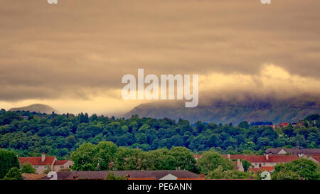 Glasgow, Écosse, Royaume-Uni 13 août. Météo France : misty humide journée d'avance que les changements climatiques la tempête Debby et le brouillard et de fortes pluies sur le rouleau de la cloud en collines de Campsie Bearsden dans la banlieue nord de Glasgow comme le lever du soleil tente de percer. Gérard Ferry/Alamy news Crédit : Gérard ferry/Alamy Live News Banque D'Images