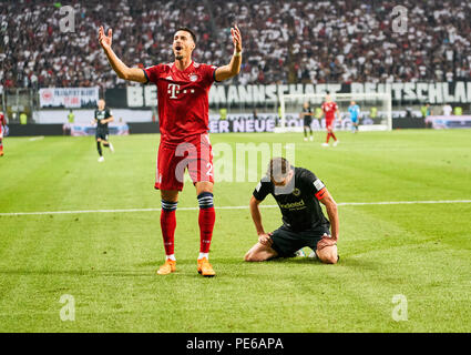 Francfort, Allemagne. 12Th Aug 2018. L'Eintracht Francfort - FC Bayern Munich, Francfort, Soccer 12 Août 2018 David ABRAHAM, FRA 19 triste après 0-5 objectif , Sandro Wagner, FCB 2 célébration avec les fans déçus, en colère, d'émotions, de déception, de frustration, frustration, tristesse, désespoir, désespoir, après l'Eintracht Francfort - FC BAYERN MUNICH DFL RÈGLEMENT INTERDIT TOUTE UTILISATION DES PHOTOGRAPHIES COMME DES SÉQUENCES D'IMAGES ET/OU QUASI-vidéo. DFL SUPERCUP, 1. Ligue allemande de football, journée , Francfort, 12 août 2018, la saison 2017-2018 © Peter Schatz / Alamy Live News Banque D'Images